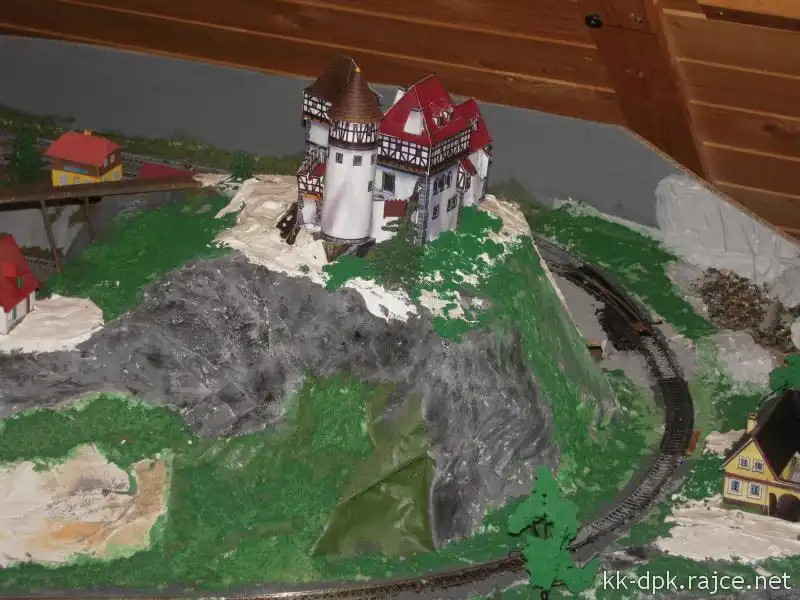 Modelové kolejiště TT říjen 2011 – Hrad a pár staveb na kolejišti. 
