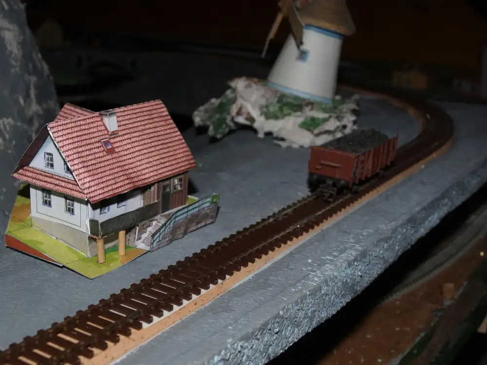 Modelové kolejiště TT listopad 2014 – Nový přejezd se závorami. 